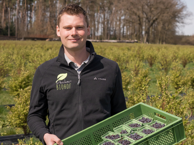 Michael Decker vom Biohof Decker mit Haskap-Beeren