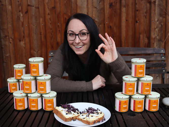 Manu mit Gelbie-Aufstrich