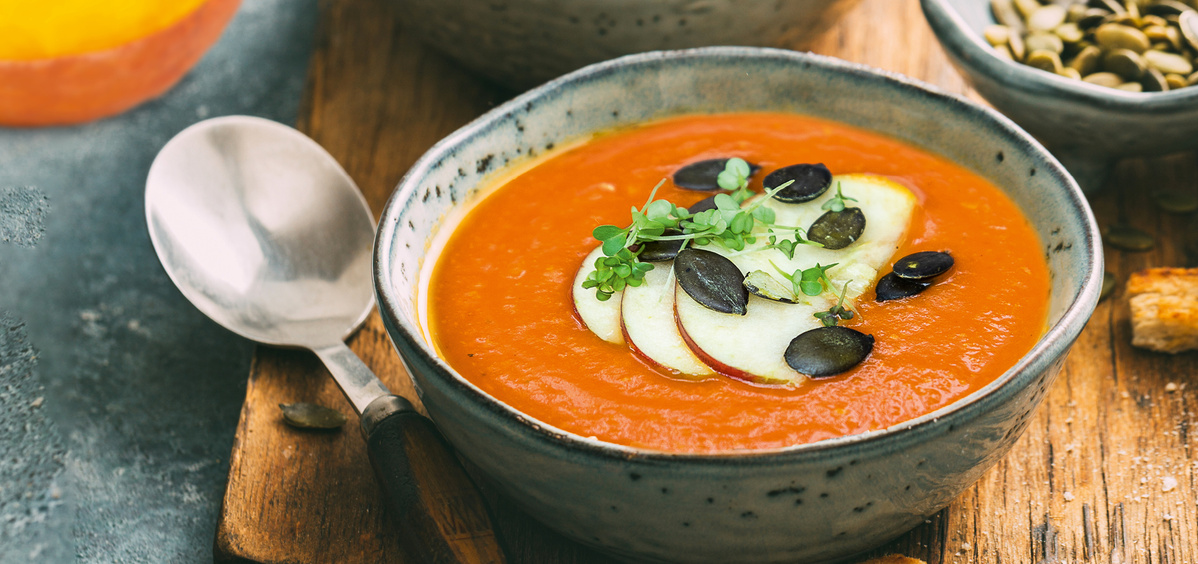 Schüssel mit Kürbis-Tomatensuppe 