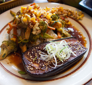 Miso-Auberginen, Gemüse und Reis