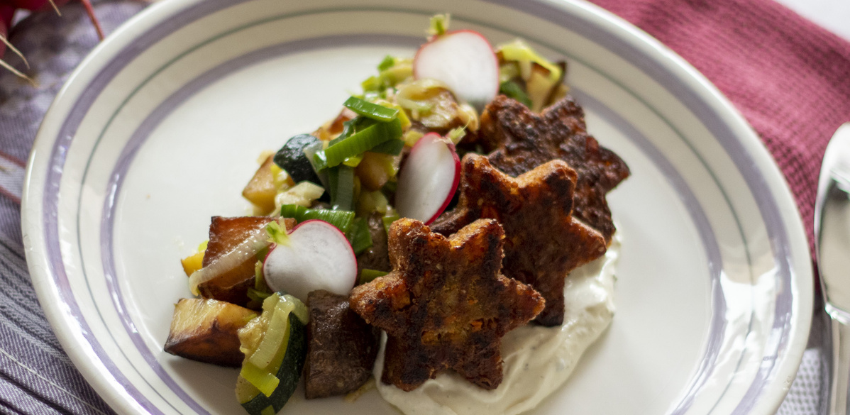 Gemüsepfanne mit Kartoffeln, Lauch und Zucchini mit Glückssternen und Kräuterdip