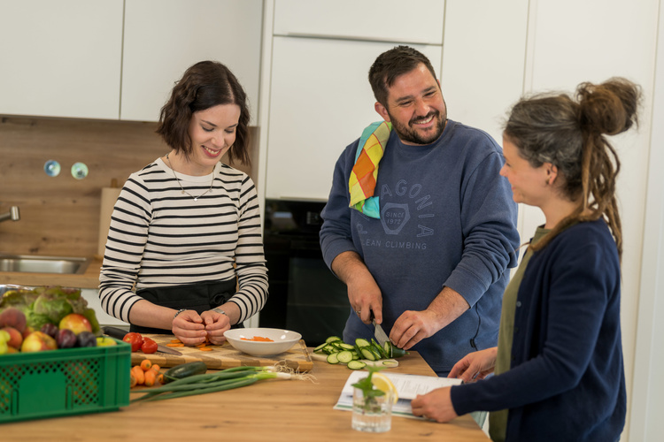 Drei Personen kochen gemeinsam