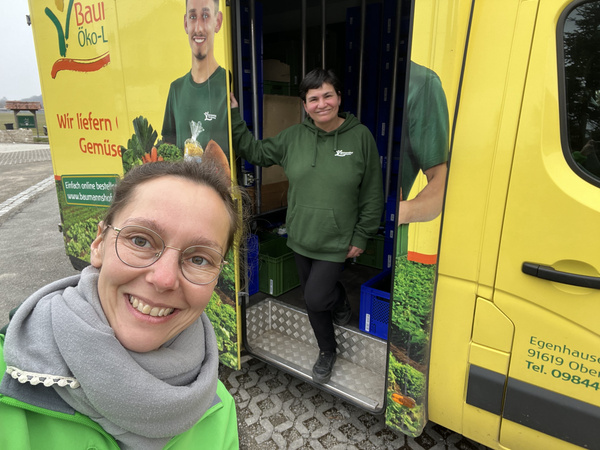 Claudia und Marie vor Lieferauto
