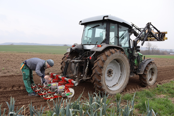 Benni befüllt die Sämaschine