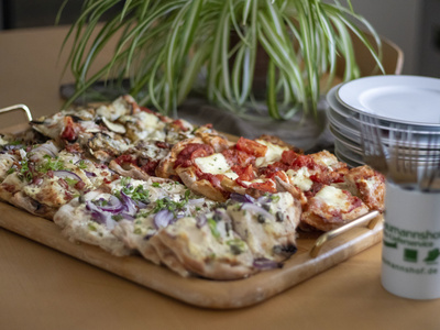 Pinsa auf einem Holzbrett serviert