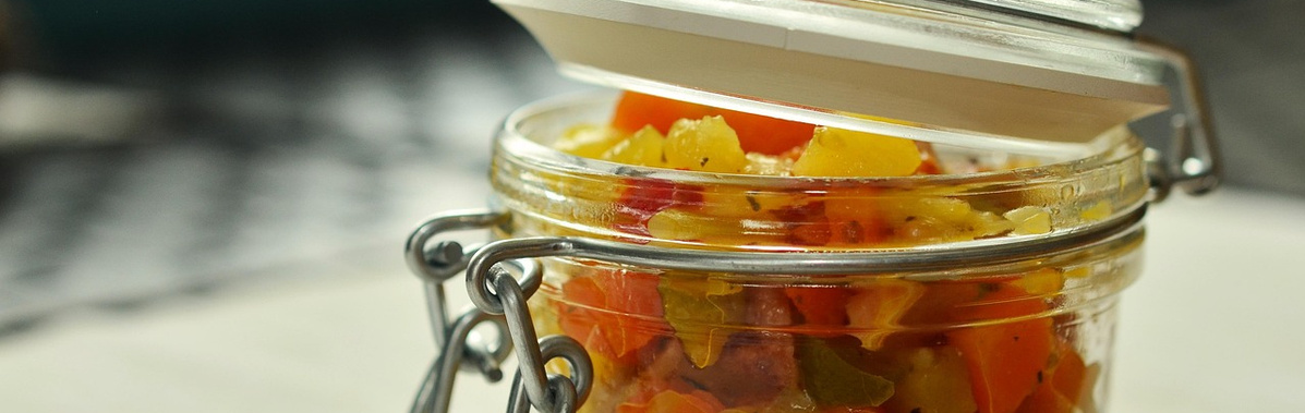 Fermentiertes Gemüse steht in einem Regal.