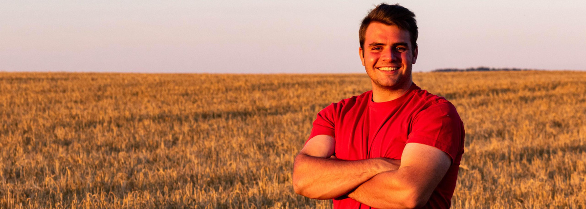 Sebastian Baumann auf einem Acker