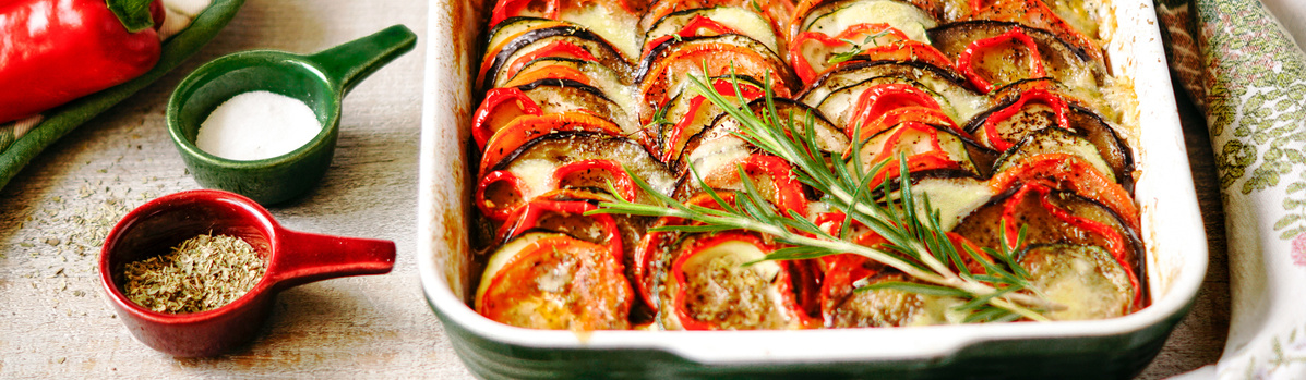 Ratatouille-Gemüse aus dem Ofen mit Mozzarella