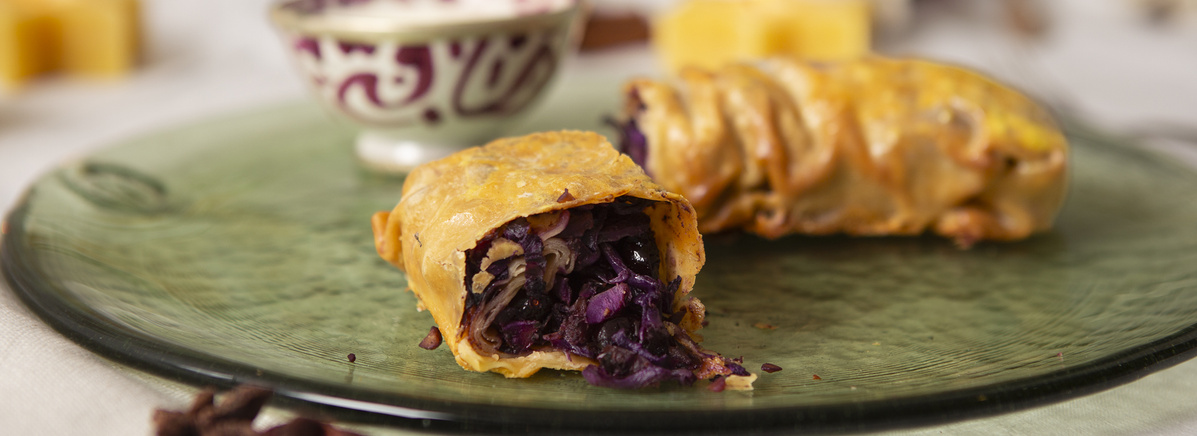 Rotkohlstrudel mit Cranberries, Maronen und Joghurt-Feta-Dip