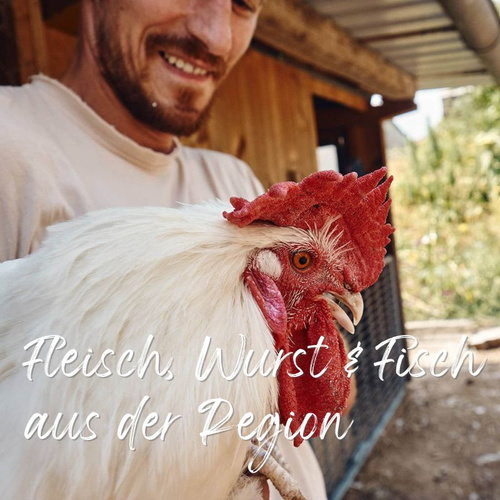 Landwirt Johannes Fetz mit Huhn