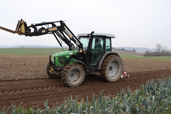 Traktor fährt über Acker