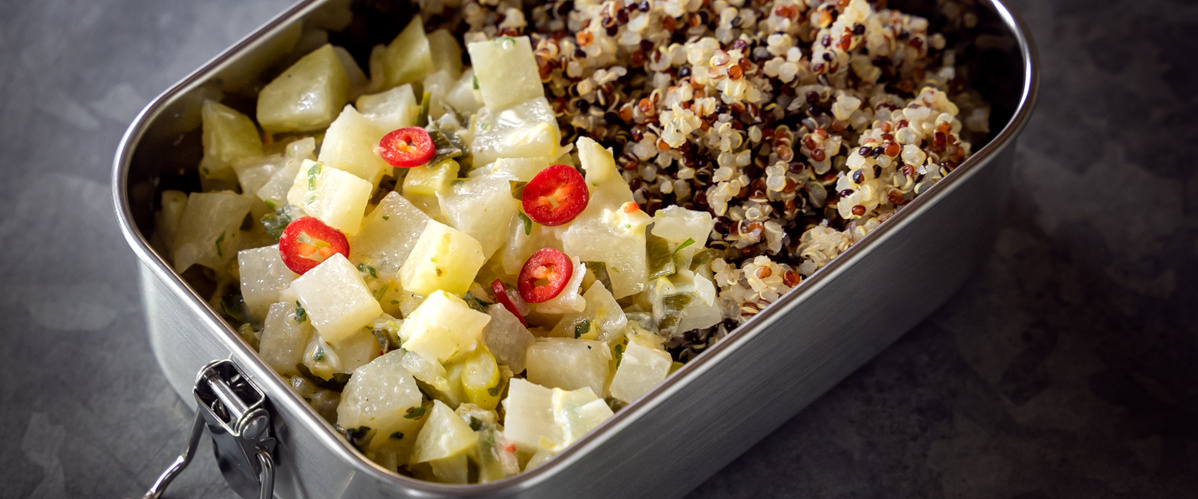 Buntes Quinoa mit weißem Gemüseragout