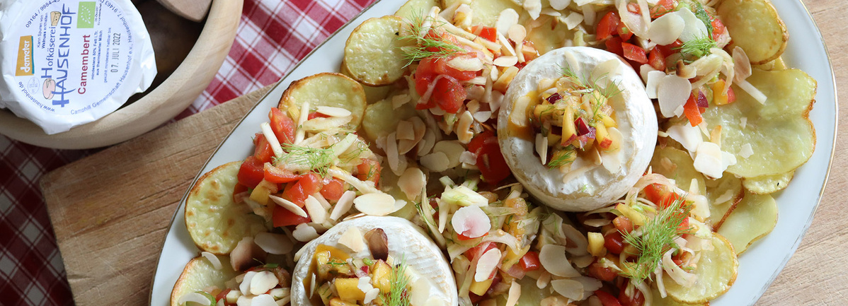 Frühkartoffelscheinben mit Fenchelsalat und Camembert