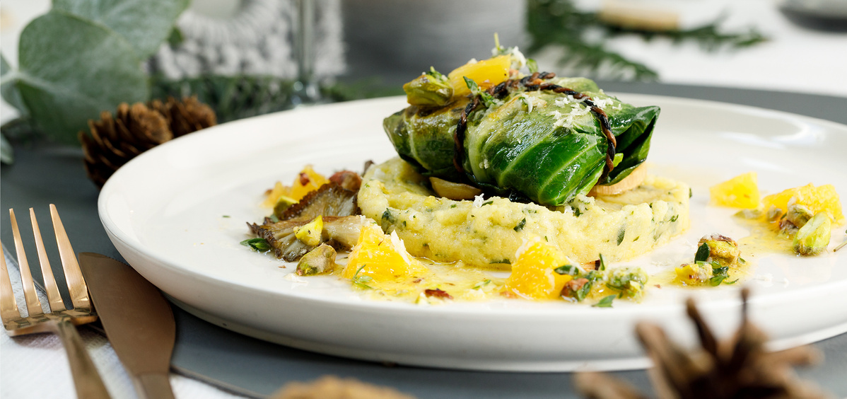 Spitzkohlwickel auf Poenta mit Orangen-Vinaigrette