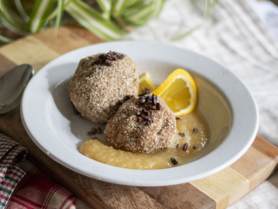 Gewälzte Nuss-Quark-Knödel mit Hanf und Haselnuss
