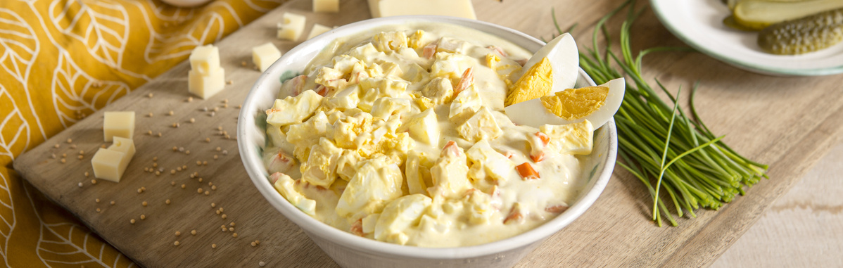 Eiersalat mit griechischem Joghurt, Karotte und Schnittlauch