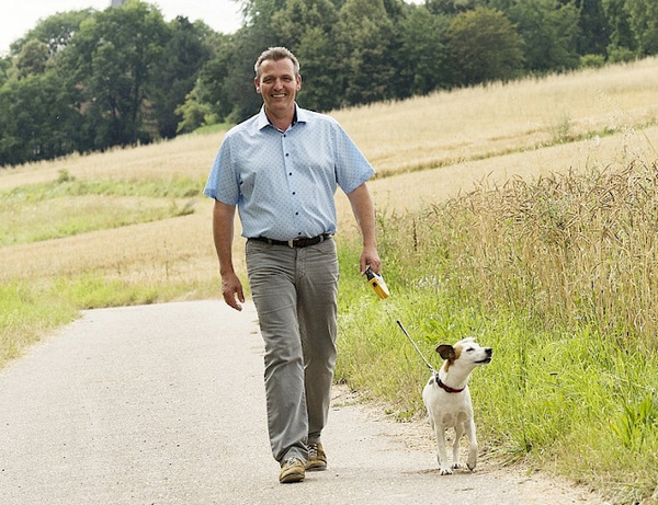 Mann mit Hund neben Kornfeld