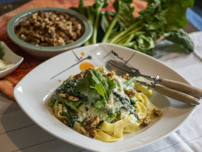 Nudeln mit Kohlrabi-Spinat-Sauce und Gorgonzola
