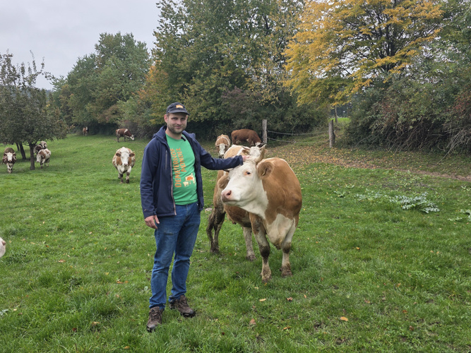 Simon Mondel auf der Weide mit einer Kuh
