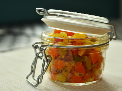 fermentiertes Gemüse in Gläsern