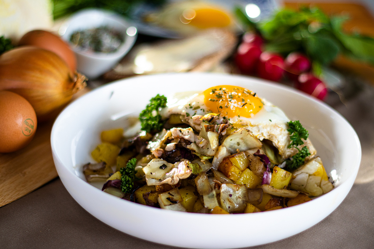 Bauernpfanne mit Spitzkohl, Kartoffel und Spiegelei