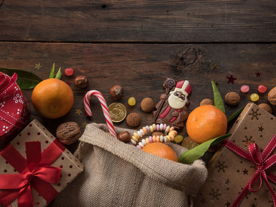 Jute-Säckchen mit Weihnachtsdeko