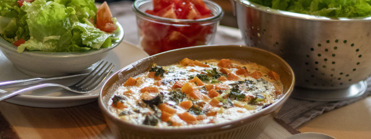 Tortilla mit Süßkartoffel und Grünkohl und Salat