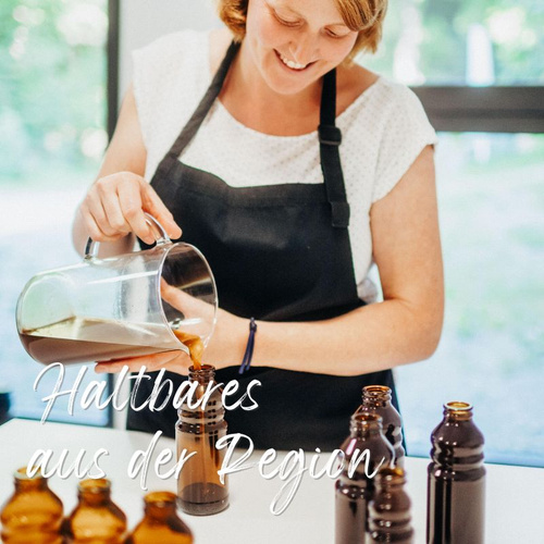 Jule von der Andorfer Ölmühle füllt Öl in Flaschen ab