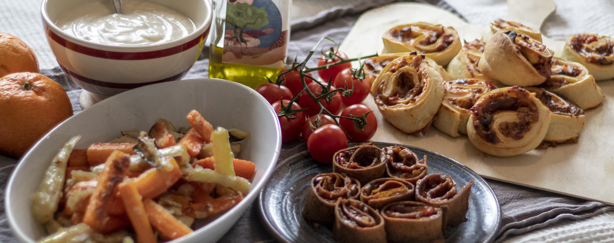 Pizzaschnecken und gebackenes Gemüse