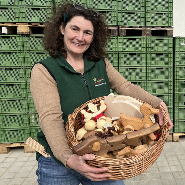 Steffi mit ihrem Holzspielzeug