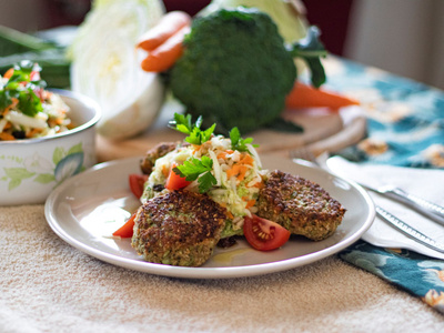 Brokkolipflanzerl mit schmackigem Chinakohlsalat