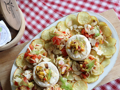 Gebackene Frühkartoffelscheiben mit Fenchelsalat und Camembert