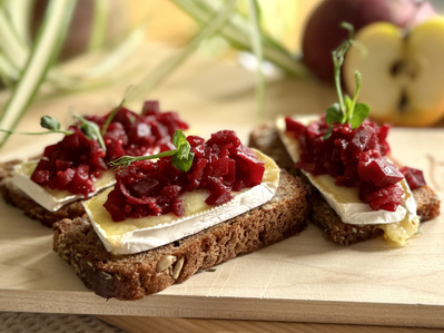 Rote Bete Haskap Tartar mit Apfel und Zwiebel