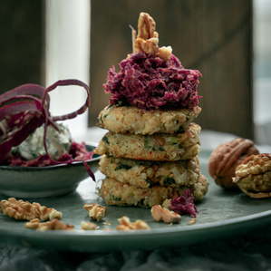 Sellerie-Walnuss-Bratlinge mit Karottensalat