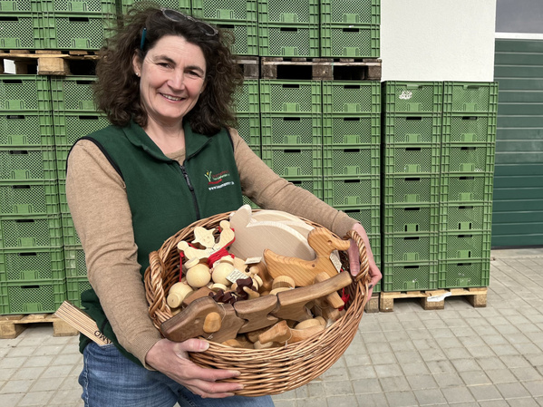 Steffi Lisson mit ihrem Holzspielzeug