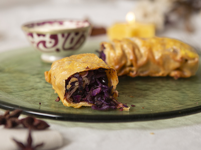 Rotkohlstrudel mit Cranberries, Maronen und Joghurt-Feta-Dip