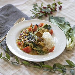 Currypfanne mit Pak Choi und Reis