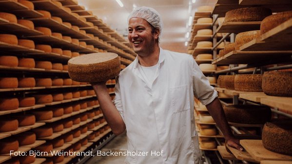 Mann im Käselager am Backensholzer Hof. Foto: Björn Weinbrandt