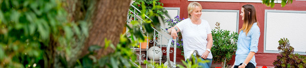 Zwei Frauen im Gespräch