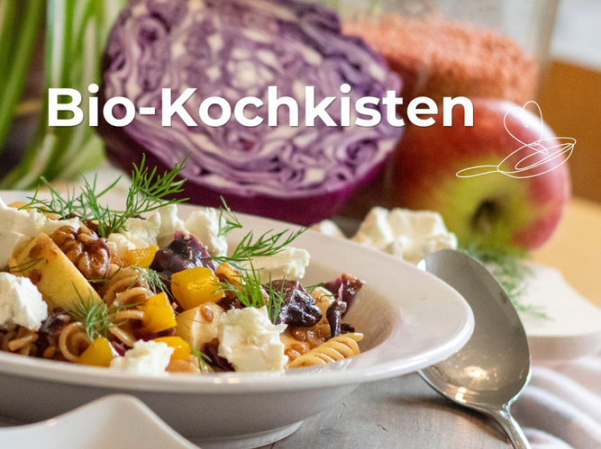 Nudeln mit Rothkohl in Feta in einem Teller und Schriftzug Bio-Kochkisten