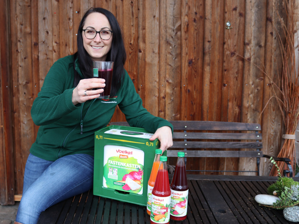 Manuela mit Fastenkasten u. Glas Rote-Bete-Saft