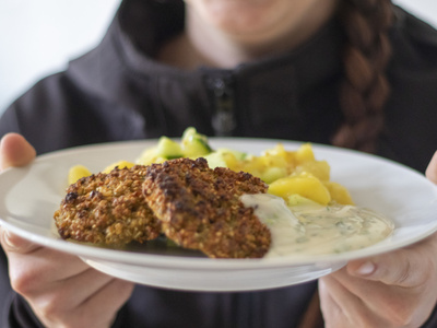 Stefans Kartoffel-Gurken-Salat mit Grünkernbratlingen