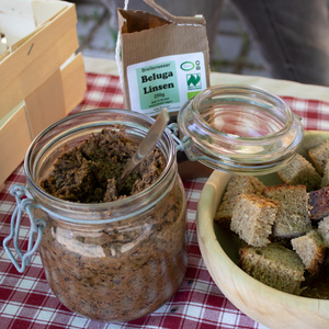 Würziger Beluga-Linsen-Aufstrich