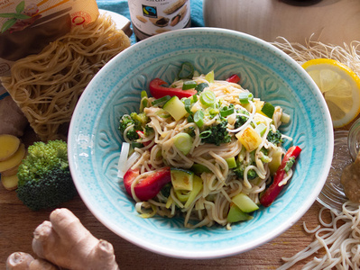 Asiatischer Nudelsalat mit Erdnuss