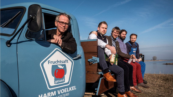 Voelkel-Geschäftsführung sitzt auf Auto-Anhänger