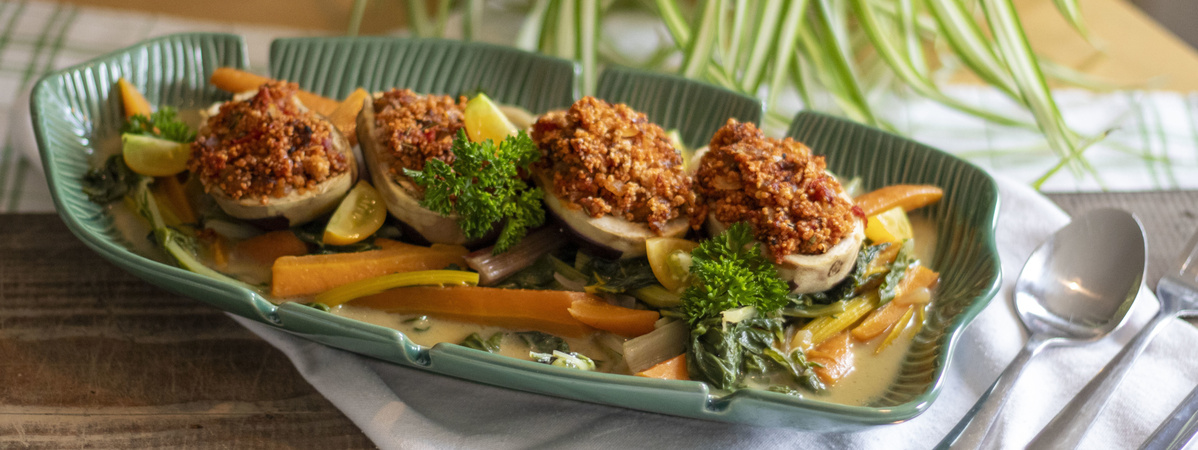 Gefüllte Auberginen auf Kokos-Mangold-Karotten