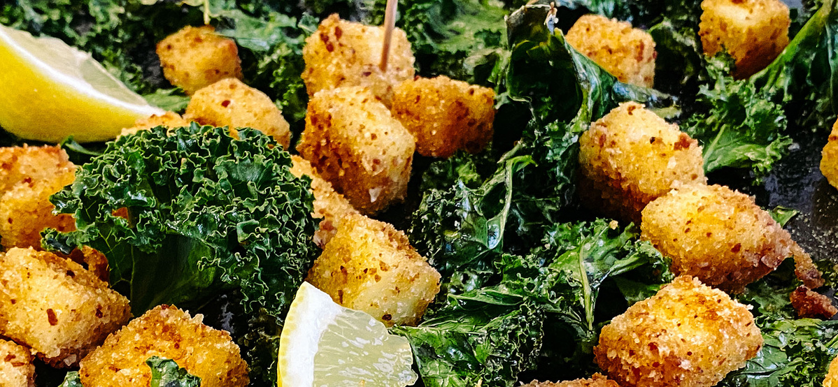 Grünkohlchips mit paniertem Grillkäse