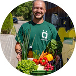 Mann hält Ökokiste mit frischem Obst und Gemüse