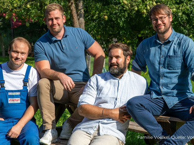 Familie Voelkel in einem alten Lieferwagen