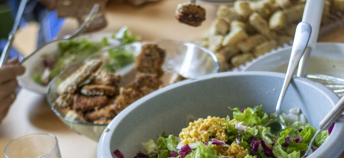 Salat mit Tofu und Sellerie Nuggets